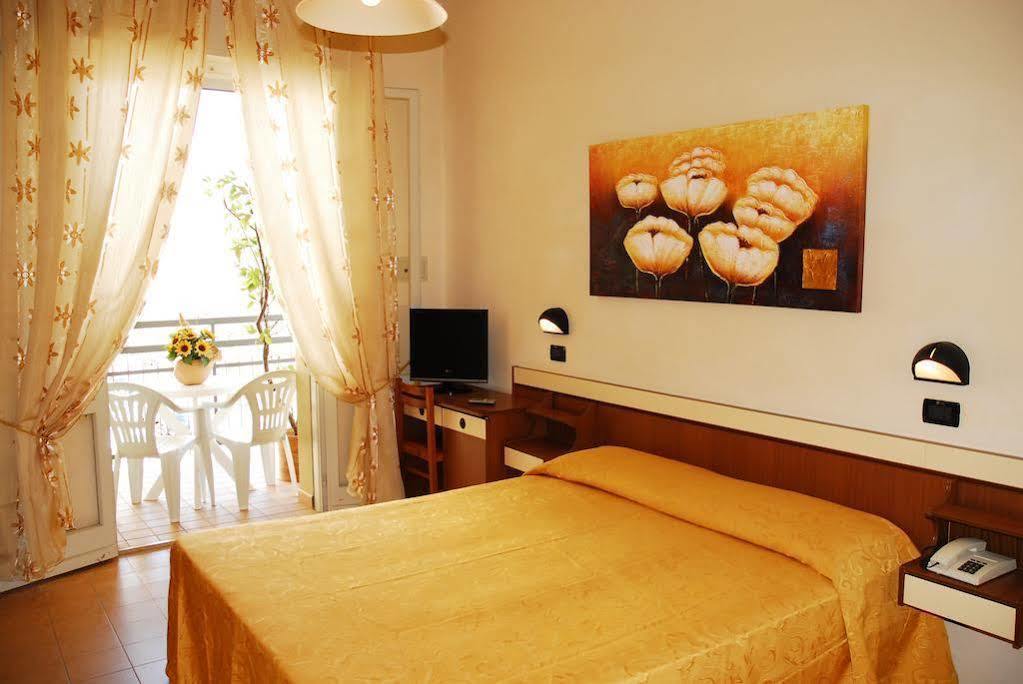 Hotel Devon Rooms&Breakfast Cesenatico Buitenkant foto