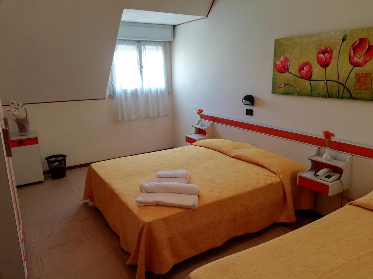 Hotel Devon Rooms&Breakfast Cesenatico Buitenkant foto