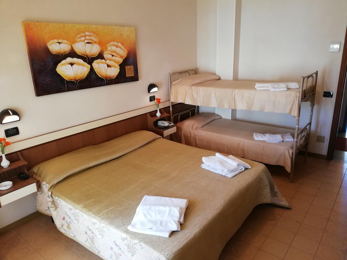 Hotel Devon Rooms&Breakfast Cesenatico Buitenkant foto